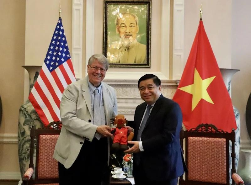 Le ministre du Plan et de l'Investissement Nguyen Chi Dung (droite) reçoit le Dr. Richard Lawton Thurston. Photo : NDEL.