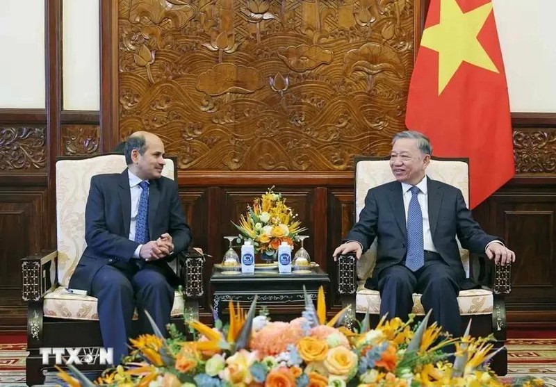 Le président To Lam (droite) reçoit l'ambassadeur de l'Inde au Vietnam, Sandeep Arya. Photo : VNA.
