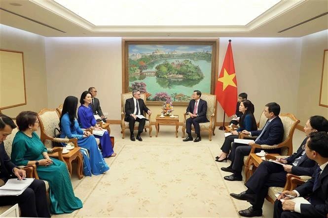 Lors de la rencontre entre le vice-Premier ministre Le Minh Khai et le président du groupe britannique Standard Chartered, José Viñals, le 27 juin à Hanoï. Photo : VNA