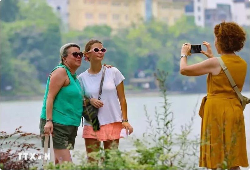 Des touristes visitent le lac Hoàn Kiêm, au coeur de la capitale Hanoi. Photo : VNA.