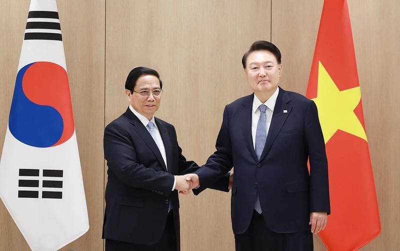 Le Premier ministre Pham Minh Chinh (à gauche) et le président sud-coréen Yoon Suk Yeol. Photo : NDEL.