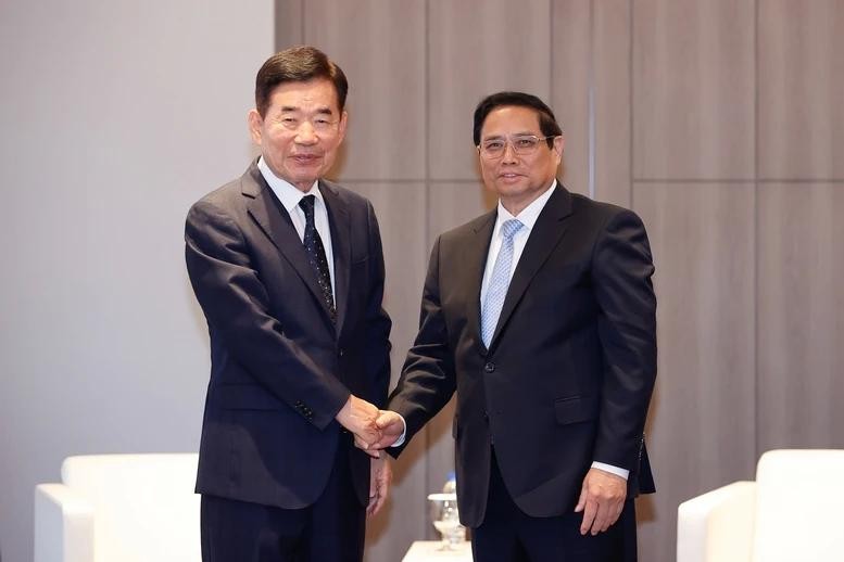 Le Premier ministre vietnamien Pham Minh Chinh (droite) et le chef de l'Association sud-coréenne de recherche sur l'innovation mondiale et ancien président de l'Assemblée nationale de République de Corée, Kim Jin Pyo. Photo : VNA.