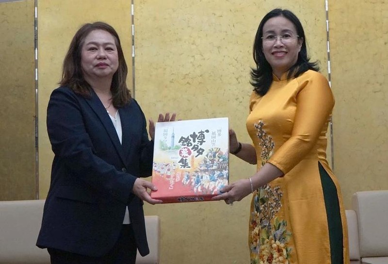 La vice-présidente du Comité populaire de la ville de Da Nang, Nguyen Thi Anh Thi (droite), offre un cadeau à la vice-présidente de l'Université préfectorale de Nagasaki, Satomi Iwashige. Photo : VNA.
