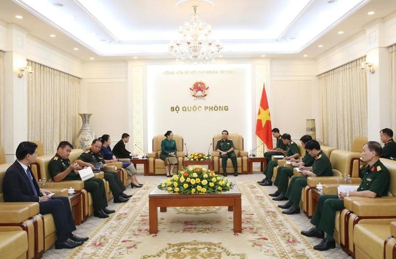 Le ministre de la Défense Phan Van Giang reçoit l’ambassadrice du Laos au Vietnam, Khamphao Ernthavanh, à Hanoi, le 3 juillet. Photo : VNA.