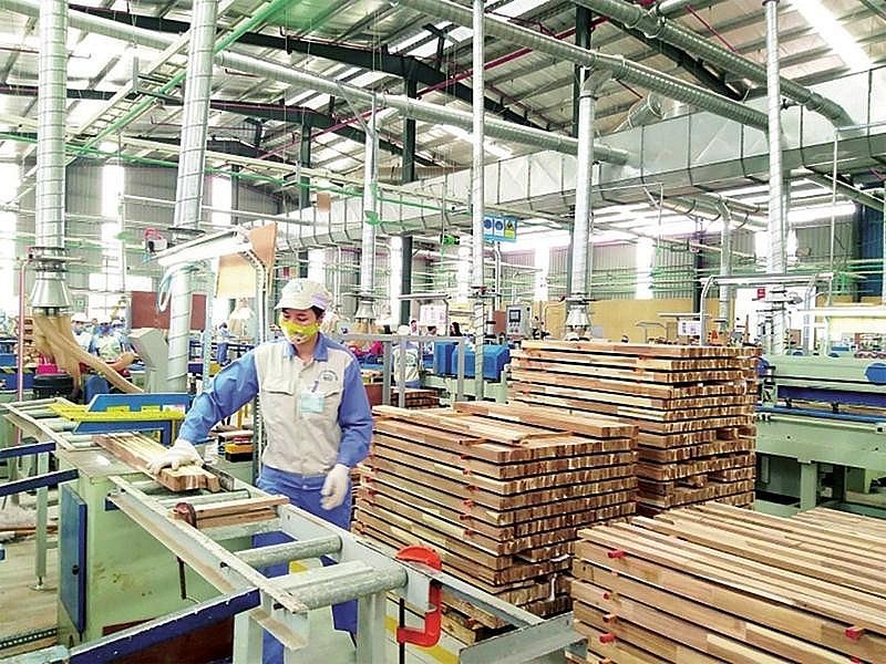Au premier semestre 2024, la valeur des exportations de bois et de produits forestier du Vietnam a atteint 7,95 milliards de dollars, soit une hausse de 21,2% sur un an. Photo : congthuong.vn