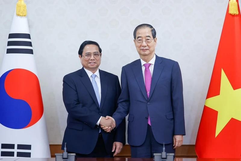 Le Premier ministre vietnamien Pham Minh Chinh (à gauche) et son homologue sud-coréen Han Duck-soo. Photo : VGP 