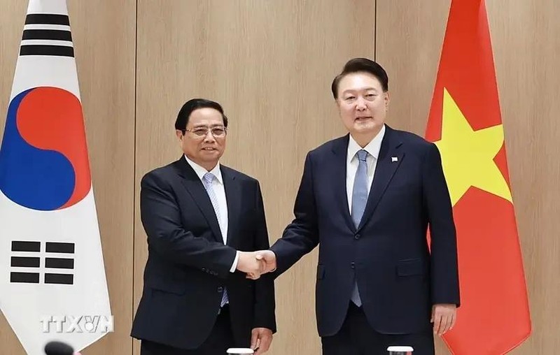 Le Premier ministre Pham Minh Chinh (gauche) et le président sud-coréen Yoon Suk Yeol. Photo : VNA.