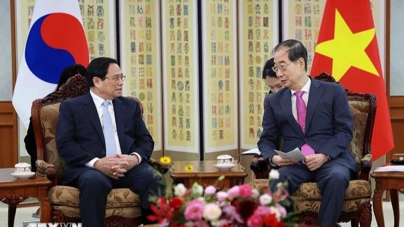 Le Premier ministre Pham Minh Chinh (à gauche) et son homologue sud-coréen, Han Duck Soo, le 2 juillet à Séoul. Photo : VNA.