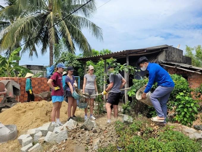 Des étudiants volontaires américains construisent six maisons de charité pour les ménages pauvres de la province de Quang Ngai. Photo : sggp.org.vn