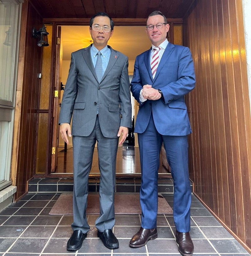 L'ambassadeur du Vietnam en Australie, Pham Hung Tam (à gauche) rencontre Justin McGowan, directeur exécutif chargé du commerce et des investissements de l'État du Queensland dans la matinée du 9 juillet à Canberra. Photo : VOV.