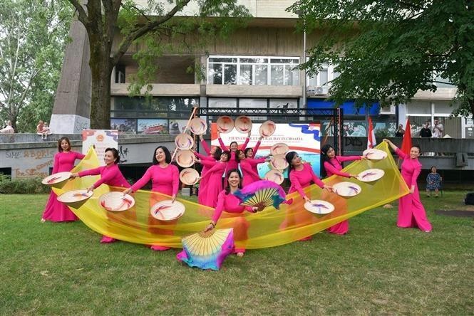 Danse au chapeau conique lors de l'événement. Photo: VNA