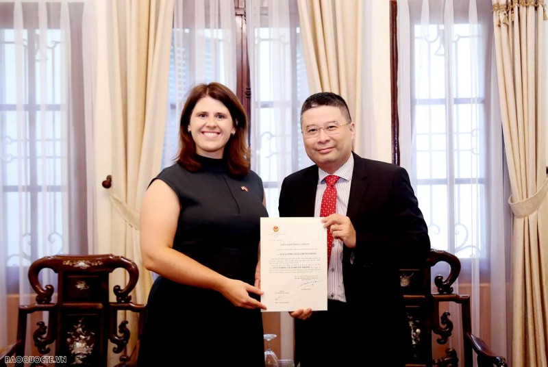 Cérémonie de remise de l’exequatur à Alexandra Elizabeth Smith, la nouvelle consule générale du Royaume-Uni et d’Irlande du Nord à Hô Chi Minh-Ville. Photo : baoquocte.vn