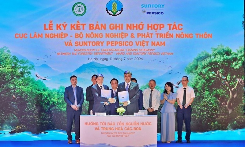 Cérémonie de signature de l’accord entre le Département des forêts du ministère vietnamien de l’Agriculture et du Développement rural et Suntory PepsiCo Vietnam. Photo : thoibaotaichinhvietnam.