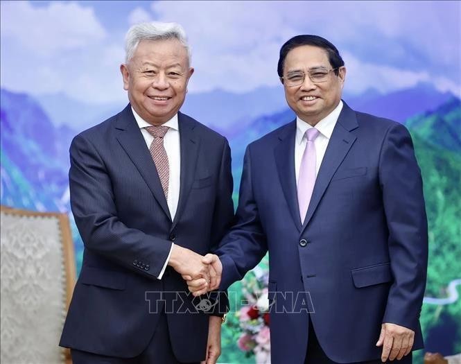 Le Premier ministre Pham Minh Chinh (droite) et le président de la Banque asiatique d'investissement dans les infrastructures, Jin Liqun. Photo : VNA.