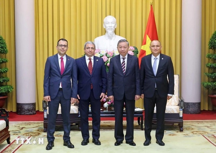 Le président Tô Lâm (deuxième à droite) et les ambassadeurs des pays turciques. Photo : VNA.