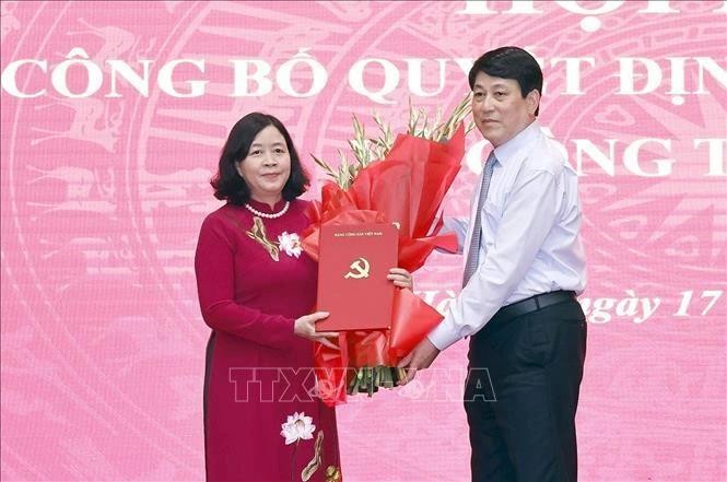 Luong Cuong (à droite), membre du Politburo et également membre permanent du Secrétariat du Comité central du Parti, remet la décision de nomination du Politburo à Bui Thi Minh Hoài, à Hanoi, le 17 juillet. Photo : VNA.