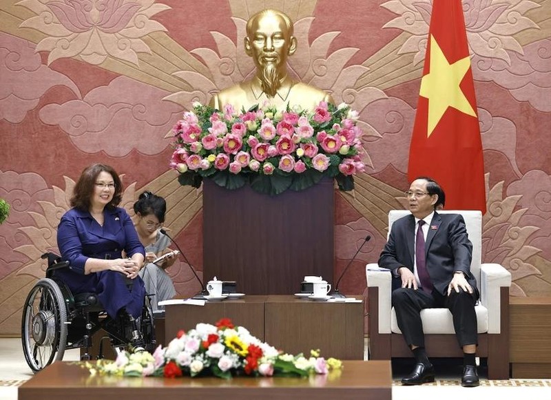 Le vice-président de l'AN vietnamienne Tran Quang Phuong et la sénatrice américaine Tammy Duckworth. Photo : VNA.