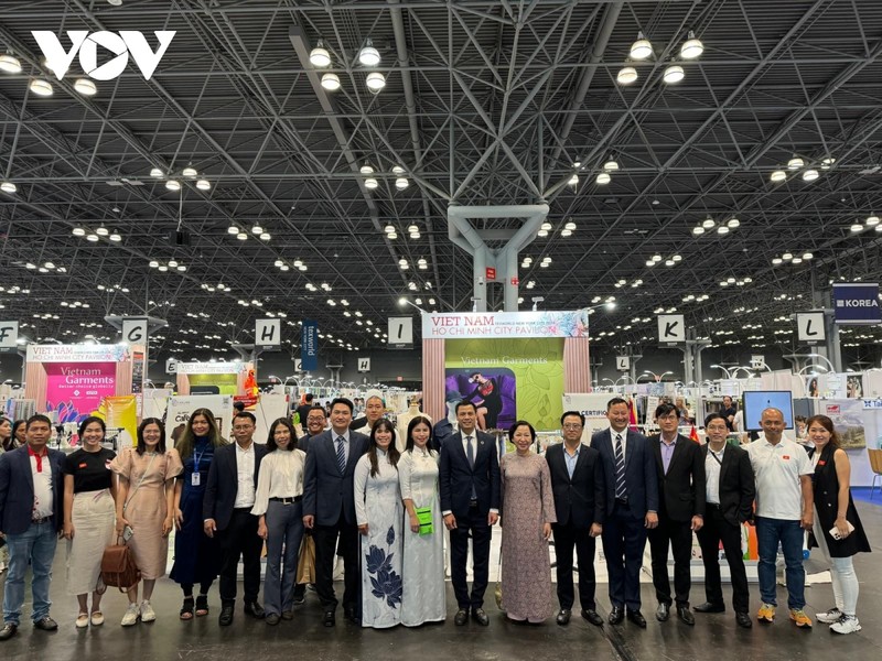 Des représentants des entreprises vietnamiennes au salon du textile et de l’habillement de New York. Photo : VOV.