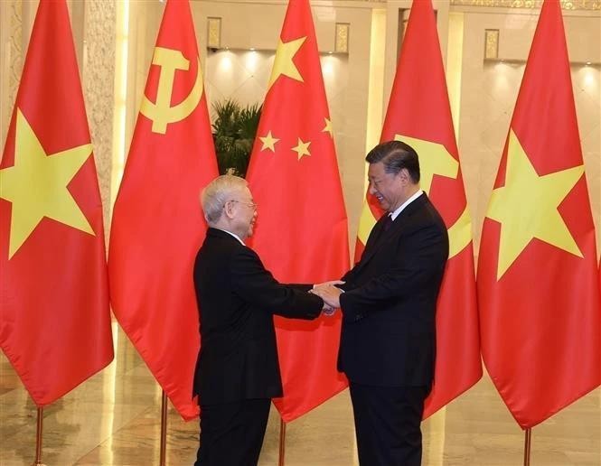 Le secrétaire général du PCC et président chinois Xi Jinping préside la cérémonie d'accueil du secrétaire général du PCV Nguyên Phu Trong (à gauche), en visite officielle en Chine (Pékin, 31 octobre 2022). Photo: VNA