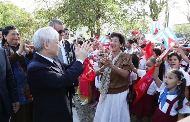 Le secrétaire général du PCV Nguyên Phu Trong avec le peuple et les étudiants cubains au monument Hô Chi Minh dans le parc Hoa Binh, à La Havane, le 28 mars 2018. Photo : VNA.