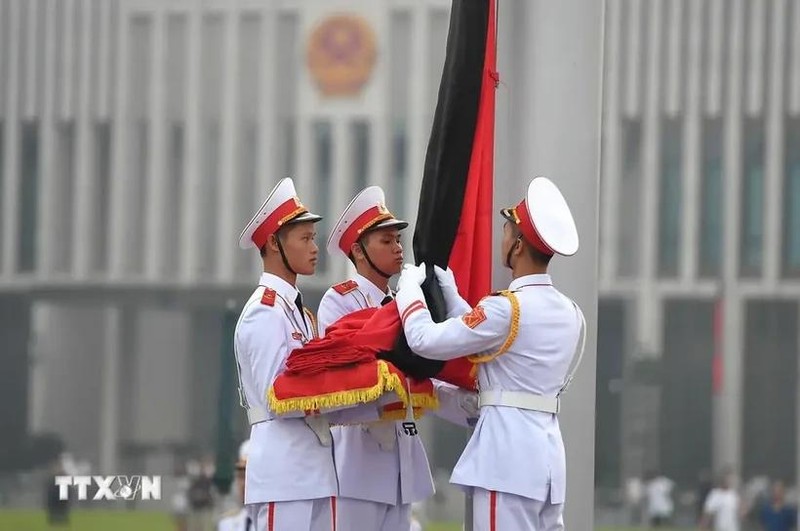 Le ruban de deuil est attaché au drapeau national. Photo : VNA.