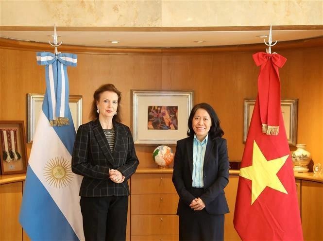 La ministre argentine des Affaires étrangères (AE) Diana Mondino (gauche) et l'ambassadrice du Vietnam en Argentine, Ngô Minh Nguyêt. Photo : VNA.