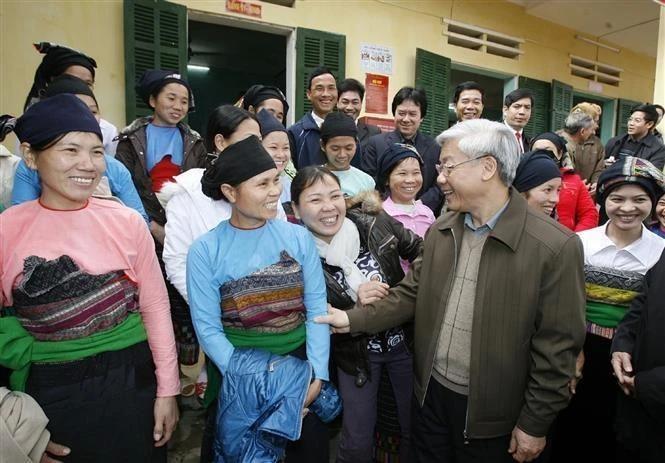 Le président de l'Assemblée nationale, Nguyên Phu Trong et des gens ethniques de la commune de Ngoc Phung, district de Thuong Xuân, province de Thanh Hoa, en janvier 2010. Photo : VNA.