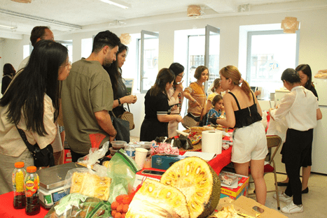 Lors d'un événement de promotion de la culture et des produits agricoles vietnamiens à Paris. Photo : congthuong.vn