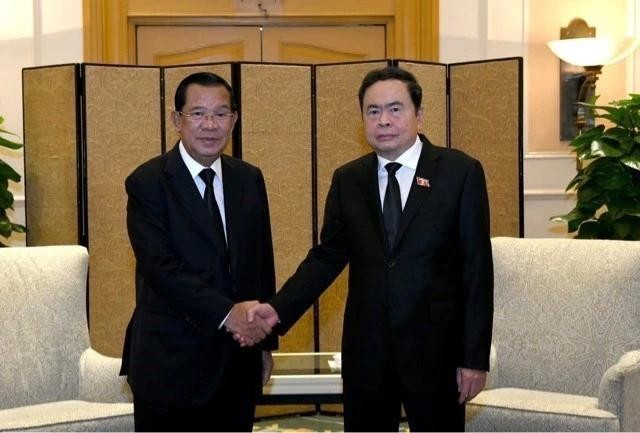 Le président de l'Assemblée nationale vietnamienne Tran Thanh Man (droite) et le président du Sénat du Cambodge, Samdech Techo Hun Sen. Photo : VNA.