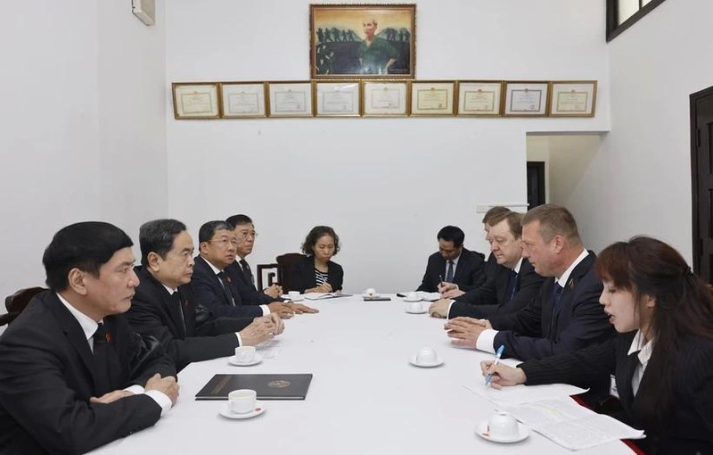 Le président de l'Assemblée nationale, Tran Thanh Man, reçoit le vice-président du Conseil de la République (Chambre haute) de l'Assemblée nationale de Biélorussie, Siarhei Khamenka, le 26 juillet à Hanoï. Photo : VNA.