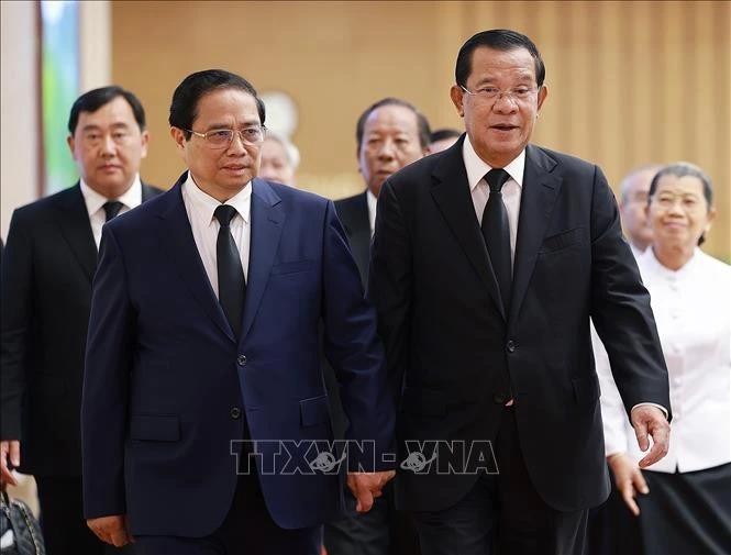 Le Premier ministre Pham Minh Chinh (gauche) et le président du Sénat du Cambodge, Samdech Techo Hun Sen. Photo : VNA.