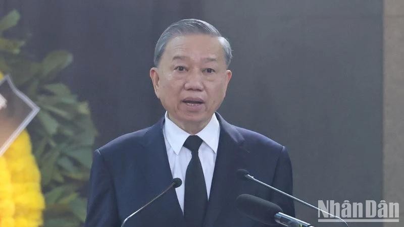 Le Président Tô Lâm prononce l'éloge funèbre en commémoration du Secrétaire général Nguyên Phu Trong. Photo : Journal Nhân Dân.