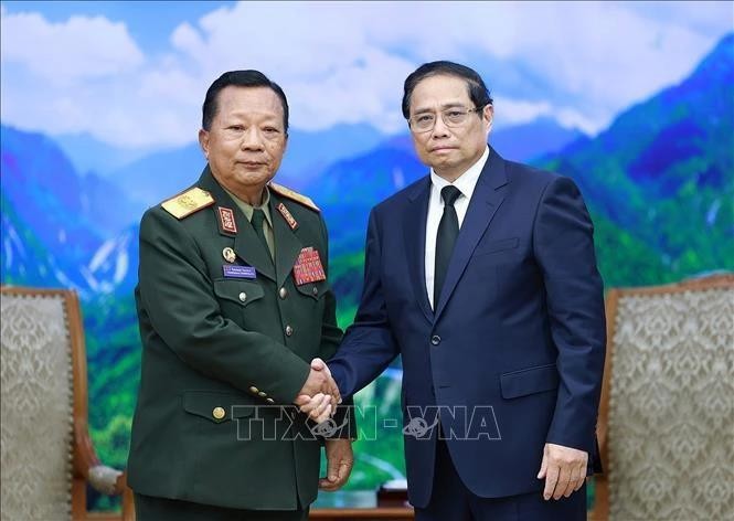 Le Premier ministre Pham Minh Chinh (droite) a reçu le 25 juillet à Hanoï le général Chansamone Chanyalath, vice-Premier ministre et ministre de la Défense du Laos, venu rendre hommage au Secrétaire général Vietnam Nguyên Phu Trong. Photo : VNA.