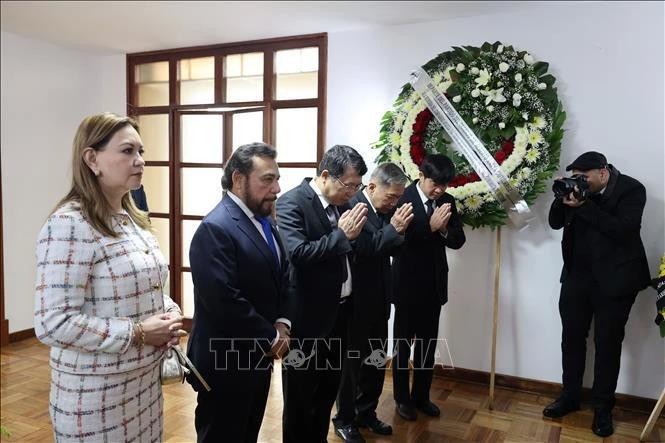 Le vice-président salvadorien Félix Ulloa rend hommage au Secrétaire général Nguyên Phu Trong. Photo : VNA.