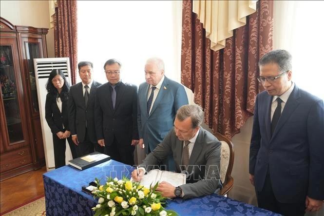 Le vice-président du Conseil de la Fédération de Russie, Alekseï Yatskin, écrit dans le registre de condoléances. Photo : VNA.