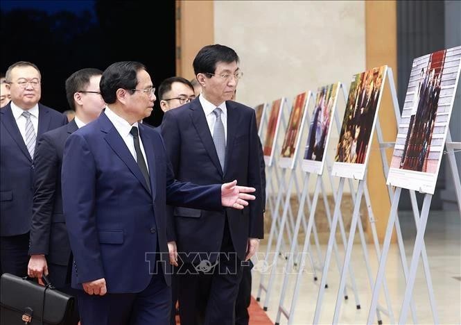 Le Premier ministre Pham Minh Chinh et Wang Huning, représentant spécial du secrétaire général du Comité central du PCC et président chinois Xi Jinping. Photo : VNA.