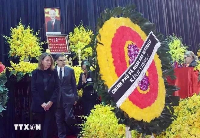 La présidente du Sénat australien, Sue Lines, à la tête d'une délégation australienne rend hommage au secrétaire général Nguyên Phu Trong. Photo : VNA.