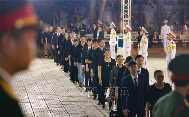 Des personnes font la queue pour rendre hommage au secrétaire général Nguyên Phu Trong. Photo : VNA.