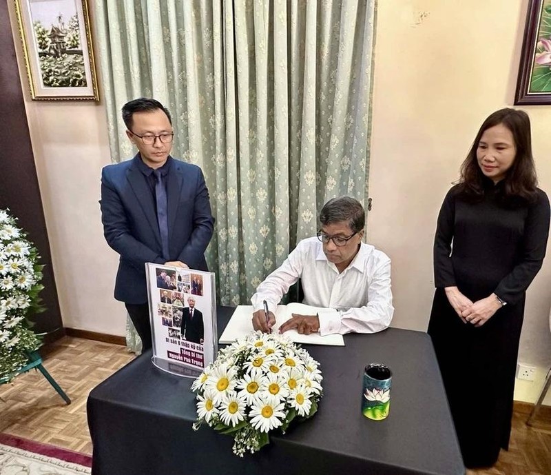 Le secrétaire général du Parti communiste du Sri Lanka G.Weerasinghe écrit dans le registre de condoléances à la mémoire du secrétaire général Nguyên Phu Trong. Photo : VNA.