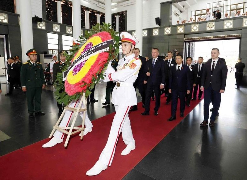 La délégation de la République de Biélorussie, conduite par le vice-président du Conseil de la République Siarhei Khamenka rend hommage secrétaire général Nguyên Phu Trong. Photo : VNA