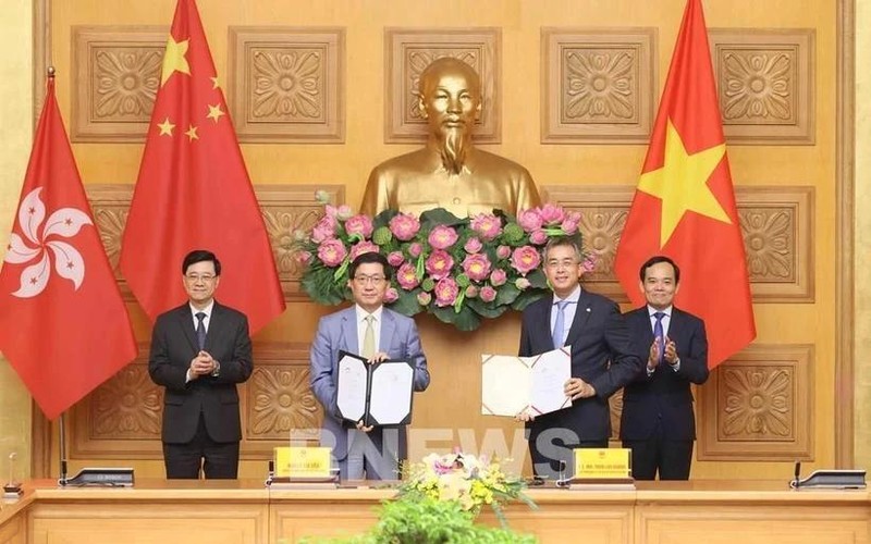 Le vice-Premier ministre Trân Luu Quang (à droite) et le chef de l'exécutif de la région administrative spéciale de Hong Kong, Lee Ka-chiu (à gauche) assistent à l'échange du protocole d'accord entre Vietnam Airlines et l'aéroport international de Hong Kong (HKIA). Photo : VNA.