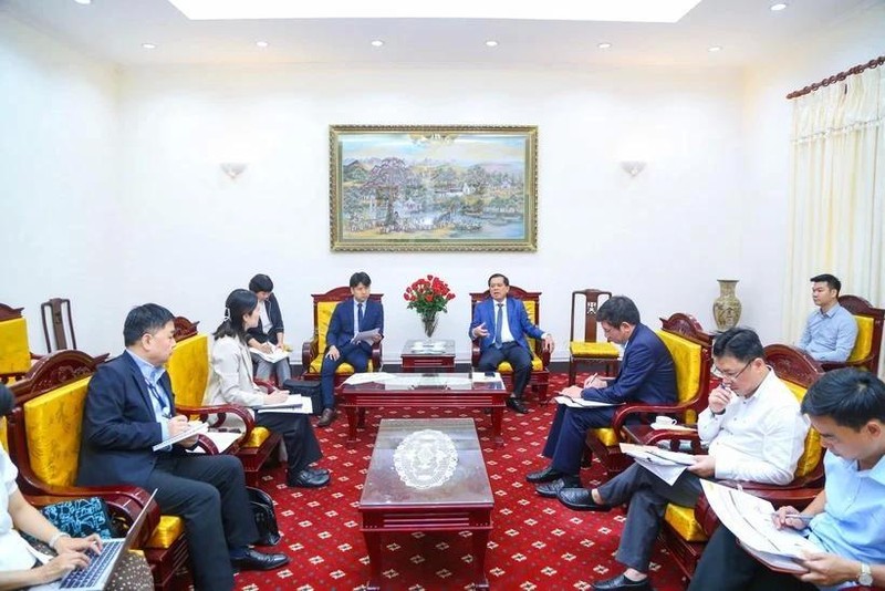 Lors de la rencontre entre le vice-ministre du Travail, des Invalides et des Affaires sociales Nguyen Ba Hoan et le représentant en chef adjoint de l'Agence japonaise de coopération internationale (JICA) au Vietnam Kubo Yoshitomo. Photo : VNA.