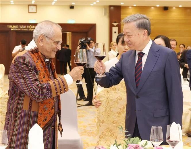 Le président Tô Lâm et son homologue est-timorais José Ramos-Horta (à gauche) portent un toast lors du banquet, à Hanoi, le 1er août 2024. Photo : VNA. 