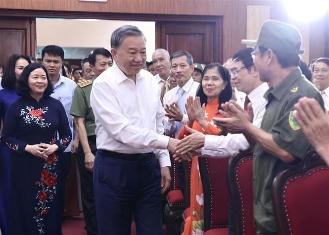 Le président Tô Lâm à la célébration de la Journée "Tout le peuple défend la sécurité nationale" dans le quartier de Cua Dông, arrodissement de Hoa Kiêm, à Hanoi. Photo : VNA.