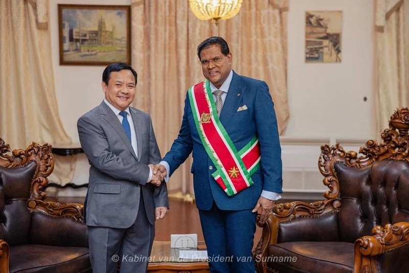 L'ambassadeur du Vietnam au Brésil et en République du Suriname, Bui Van Nghi, (dtroit) et le président du Suriname, Chandrikapersad Santokhi. Photo ; Ambassadeur du Vietnam au Brésil.