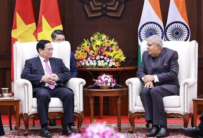 Le Premier ministre Pham Minh Chinh (à gauche) et le vice-président et président du Rajya Sabha, Jagdeep Dhankhar, à New Delhi, le 1er août 2024. Photo : VNA.