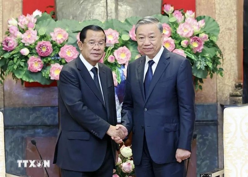 Le Président Tô Lâm (à droite) et le Président du Parti du peuple cambodgien et Président du Sénat du Cambodge, Samdech Techo Hun Sen, le 25 juillet 2024. Photo : VNA.