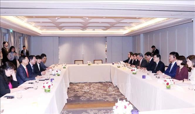 Le rencontre entre Phan Van Mai, président du Comité populaire de Hô Chi Minh-Ville et Lee Ka-chiu, chef de l’exécutif de la région administrative spéciale de Hong Kong (Chine), le 2 août dans la ville. Photo : VNA.