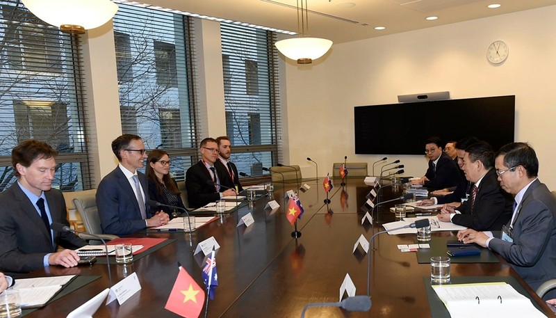 Séance de travail du 1er août entre le ministre vietnamien des Finances Ho Duc Phoc et le ministre adjoint australien de la Concurrence, des Oeuvres caritatives, du Trésor et de l'Emploi, Andrew Leigh. Photo : VOV.