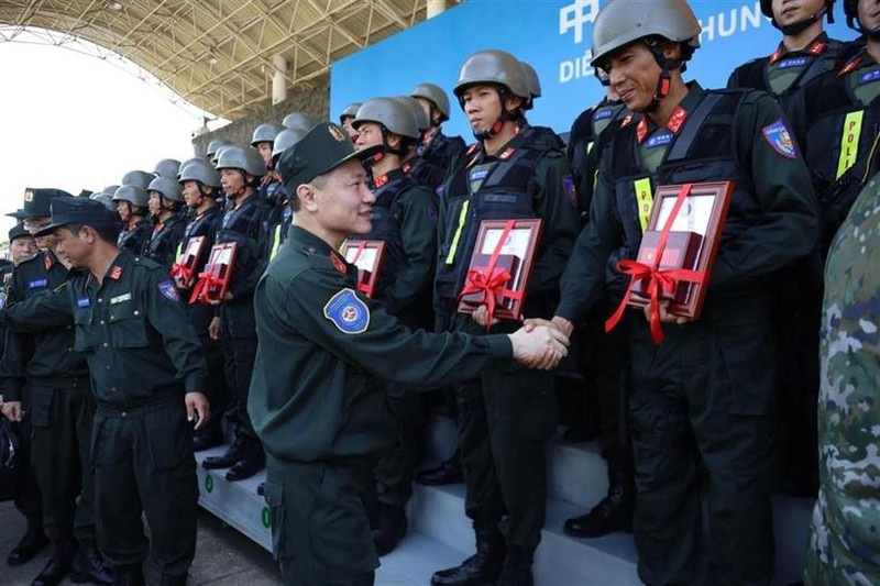 Le vice-ministre Nguyen Ngoc Lam remet des cadeaux aux participants à l'exercice. Photo : bocongan.gov.vn